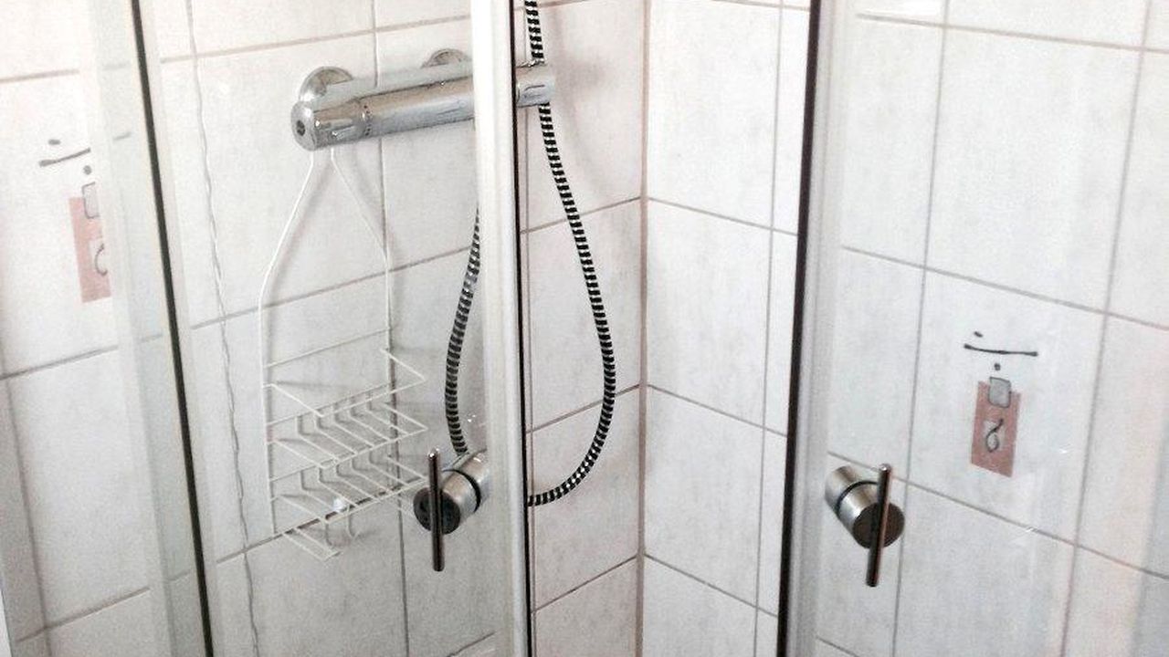 Bad/Dusche. Dusche Bad/Dusche. Dusche
